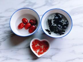 红枣枸杞冷水泡5分钟，干木耳冷水泡发。