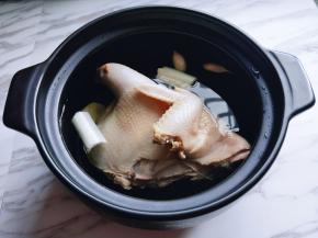 砂锅中加入水，,把焯水的半只鸡放入锅中，