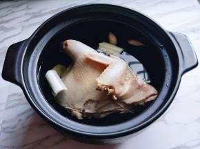 砂锅中加入水，,把焯水的半只鸡放入锅中，