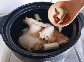 再加入香料，盖上盖子大火烧开， 之后用汤勺撇出浮沫，加入料酒，盖上砂锅盖子转小火慢炖2小时左右，可以用筷子扎一下来辨别母鸡是否酥软。