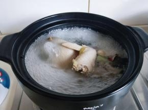 约2小时用筷子扎了一下鸡，已经可以了，可以把木耳，红枣，枸杞加入锅中了，盖上盖子，小火再炖15分钟。加入盐调味，这道好喝不腻的木耳鸡汤就好了哈！