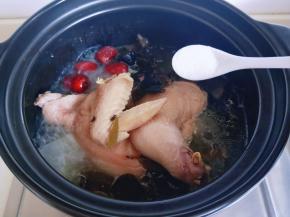 加入食用盐调味出锅。