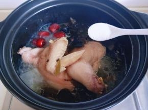 加入食用盐调味出锅。