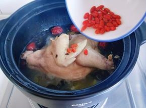 在加提前泡好的枸杞。