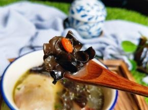 木耳吸收了鸡汤的浓郁口号。