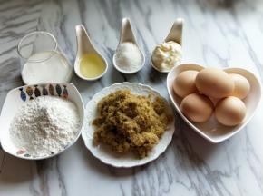 准备食材， 并称重，草莓酱我还没有从冰箱里取出来哈！如果没有时间自己做草莓酱和肉松的话，那用买来的也可以哈！还可以用自己喜欢的一些酱料，比如：蓝莓酱，色拉酱都可以。