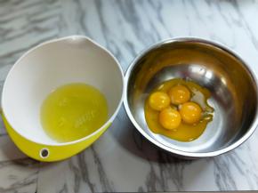 蛋黄和蛋清，分别再无油无水的容器里，装蛋清和蛋黄的器具一定要擦干净，不能有一滴水或者油，这个很重要。