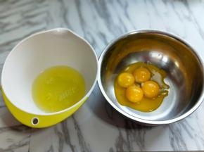 蛋黄和蛋清，分别再无油无水的容器里，装蛋清和蛋黄的器具一定要擦干净，不能有一滴水或者油，这个很重要。