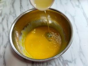 先做蛋黄糊，蛋黄用手动打蛋器打散， 再加入玉米油，使油和蛋液完全融合，(色拉油也可以，但是一定要无味的)不建议使用黄油或橄榄油。