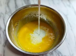 加入牛奶继续打均匀至看不到牛奶。