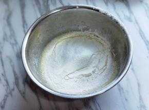 最后筛入低筋面粉，用手动打蛋器拌均匀，看不到面粉为止(拌的时候使用手动打蛋器呈Z字形状来回搅动，不要转圈搅拌，以免起劲。)