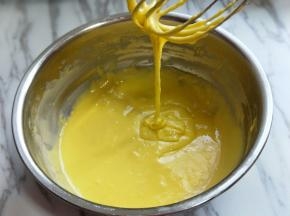 这样蛋黄糊就做好了，放在旁边备用。(面糊提起打蛋器轻松顺滑的低落下去，且无干粉。)