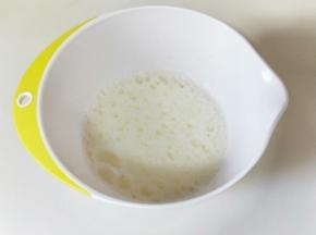 蛋白打发，往蛋白里加入柠檬汁(白醋也可以)，电动打蛋器将蛋白高速打发至呈现鱼眼泡时候，加入三分之糖。