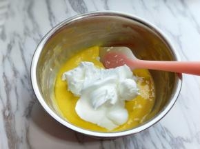 用硅胶刀取三分之的蛋白放入蛋黄糊容易中，翻拌均匀(切记手法，不要画圈搅拌，以免消泡) 从底下往上翻拌，手法要轻轻的。