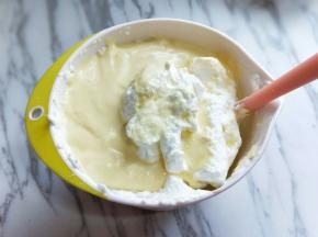 再三分之一的蛋白霜加入蛋黄糊中，继续上面的手法，翻拌直至看不到蛋白霜,最后将蛋黄糊倒入蛋白霜的容器中，翻拌的手法，直至看不到蛋白霜即可。