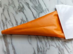 拌好的蛋糕糊，细腻光滑，饱满，把蛋糕糊装入裱花袋中。