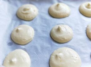 这时把烤箱150度预热5分钟，在把蛋糕糊挤进垫有油纸的烤盘上，如图。150度看30分钟。