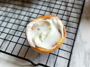 烤好的蛋糕取出，放烤网上晾凉，把色拉酱从冰箱拿出来，盛一小勺放在蛋糕片上，