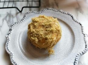 再拿一块蛋糕片，盖起来，就这样网红的肉松贝贝就做好呦~