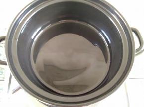 砂锅预热，加少许色拉油