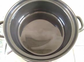 砂锅预热，加少许色拉油