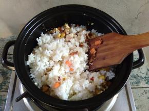 下入白饭，继续炒