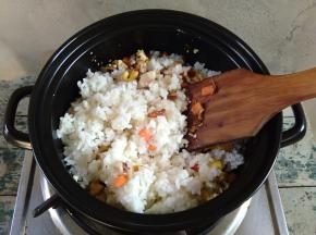 下入白饭，继续炒