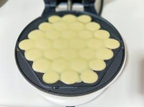 再将做好的面糊倒入【华夫饼机器】模具中，倒满即可。