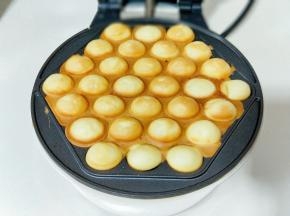 噔噔噔～香港鸡蛋仔登场，(如果觉得颜色不够的话，可以翻个面再烤一会。)