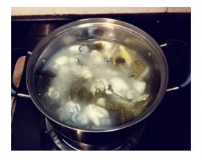 大火煮五分钟让酸菜出味后倒入生蚝，水再次煮开关火即可