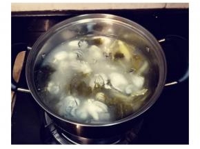 大火煮五分钟让酸菜出味后倒入生蚝，水再次煮开关火即可