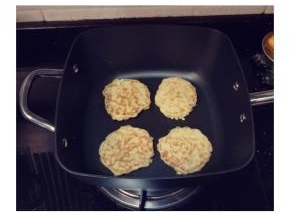 不粘锅不用放油，将苹果粉桨用大勺放入锅里按成饼形，煎至两边金黄即可