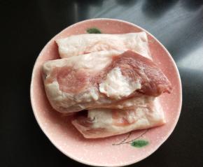 准备五花肉洗净切薄片，切片的图片忘记拍了。
