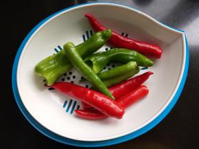 准备杭椒，青椒，线椒。