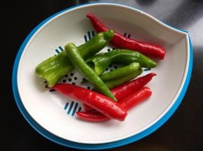 准备杭椒，青椒，线椒。