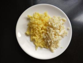 生姜大蒜切丁。