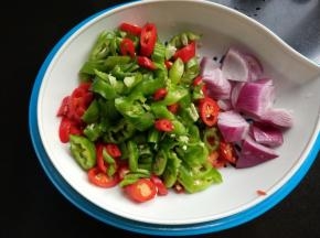 青椒，杭椒，线椒切圆圈，洋葱切小块。