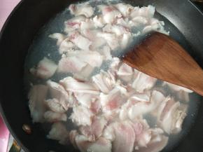 锅内放清水，五花肉冷水下锅，焯水。