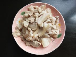 五花肉变色后捞出。