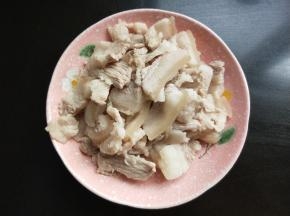 五花肉变色后捞出。