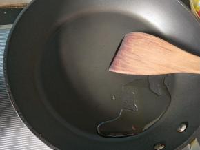 锅内放油，烧热。