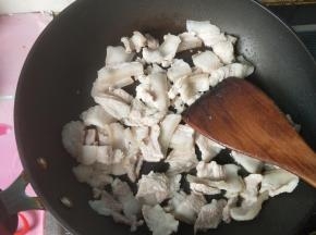 放入五花肉煸炒。