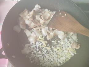五花肉煸出油，放生姜，大蒜。