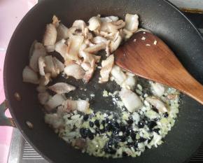 放入豆豉，炒出香味。