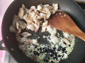 放入豆豉，炒出香味。