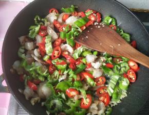 放入杭椒，线椒，青椒，翻炒。