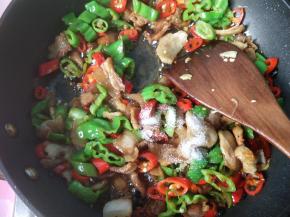 放盐，料酒，酱油，翻炒。