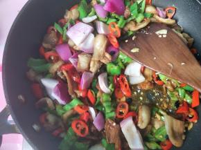 放入洋葱，白糖，翻炒。