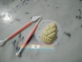 再分割出线条，底下戳几个小洞。 这样已经很好看了， 发酵，蒸熟后，线条会浅小，变没。 所以多做了另一个小步骤。