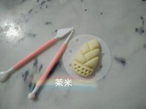再分割出线条，底下戳几个小洞。 这样已经很好看了， 发酵，蒸熟后，线条会浅小，变没。 所以多做了另一个小步骤。
